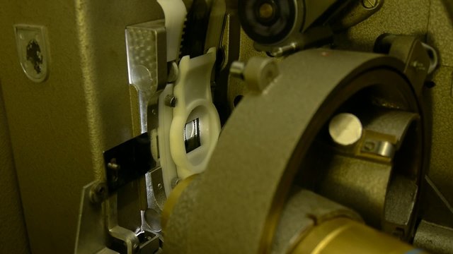 Filmprojektor wird gestartet (+Ton)