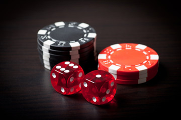 Zwei Würfel und Pokerchips
