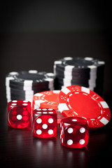 Drei rote Würfel und ein Haufen Pokerchips