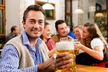 Mann trinkt Bier in Bayern