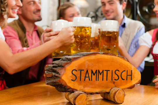Leute trinken Bier in Bayern