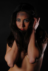 Ritratto di una bella ragazza bruna