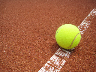 Tennis Ball auf der Linie 8