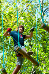 Jeune homme en train de faire un acrobranche 2