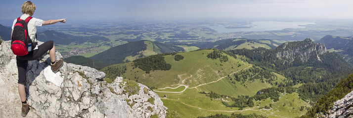 frau blickt von der kampenwand auf den chiemsee