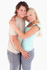 Naklejka premium Hugging couple looking into the camera