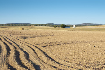 Campo en barbecho y palomar