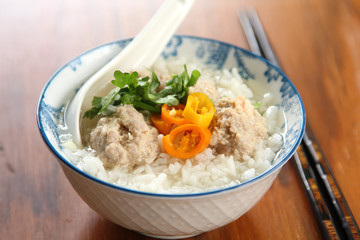 Rice soup with mince pork and prawn