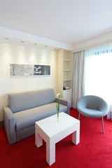 Moderne Sitzecke in einem Hotelzimmer