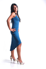 Bella ragazza bruna con vestito blu elegante