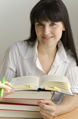 Junge Frau lernt mit Büchern