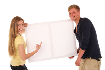 Heranwachsende mit Texttafel