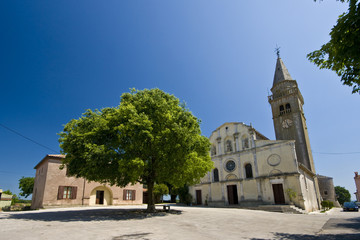 Fototapeta na wymiar Plac i kościół `s w St.Michael Zminj