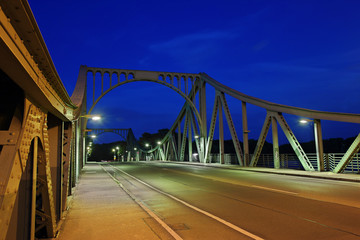Glienicker Brücke bei Nacht beleuchtet