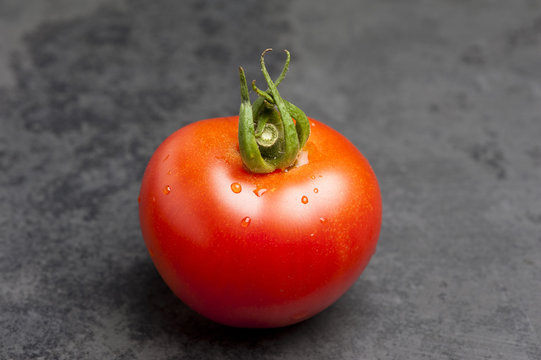Tomate auf Schieferplatte
