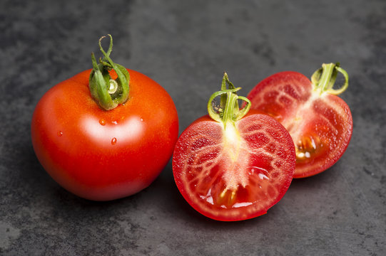 reife Tomate mit aufgeschnittener Tomate