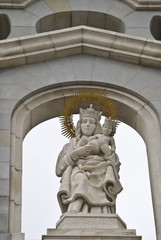 Fototapeta na wymiar Almudena Cathedral in Madrid