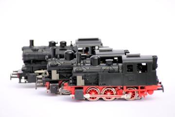 Drei Modelleisenbahnlokomotiven freigestellt