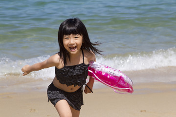 海水浴を楽しむ女の子