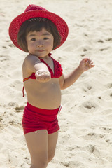 浜辺で砂遊びをする女の子