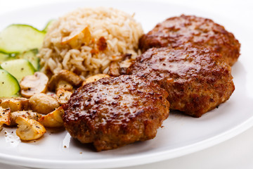 Fried steaks with rice and vegetable salad