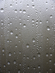 Wassertropfen auf Scheibe
