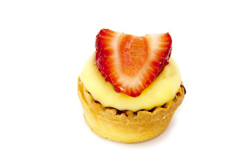 pastel de fresa aislado en fondo blanco