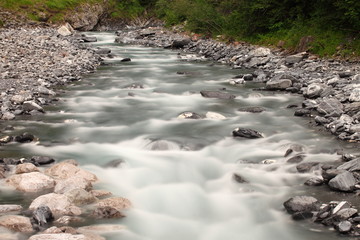 rivière de montagne en longue pose