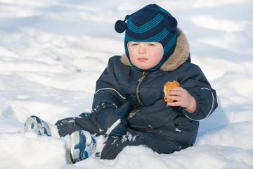 Fototapeta na wymiar Snacking on the snow