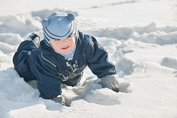 Fototapeta na wymiar Toddler discovering snow