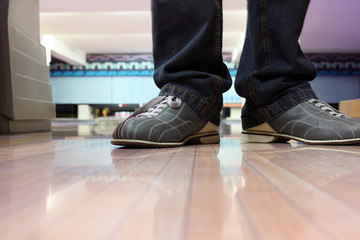 Fototapeta na wymiar Specjalne skórzane buty do gry w kręgle na nogi
