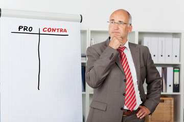 geschäftsmann wägt pro und contra ab