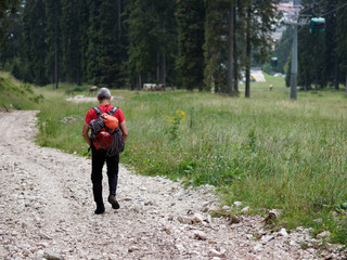 Il montanaro con la maglia rossa
