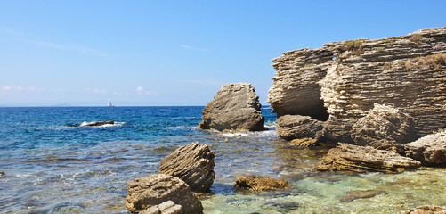 récifs au bord de la méditerranée transparente