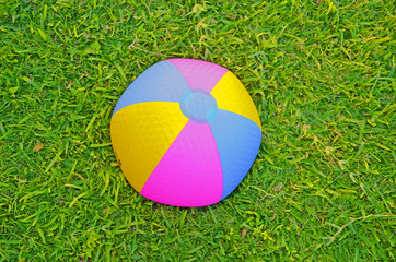 Fototapeta premium Beach ball in grass