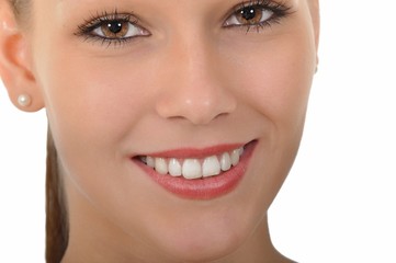 Junge Frau blickt in die Kamera