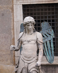 Escultura de angel con alas de acero