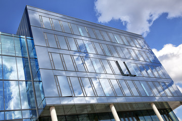 Wolkenspiegelungen in einer Hochhausfassade