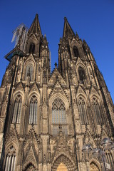 Fototapeta na wymiar face à la cathédrale de Cologne