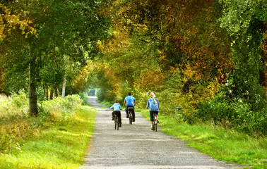Familie mit dem Fahrrad unterwegs