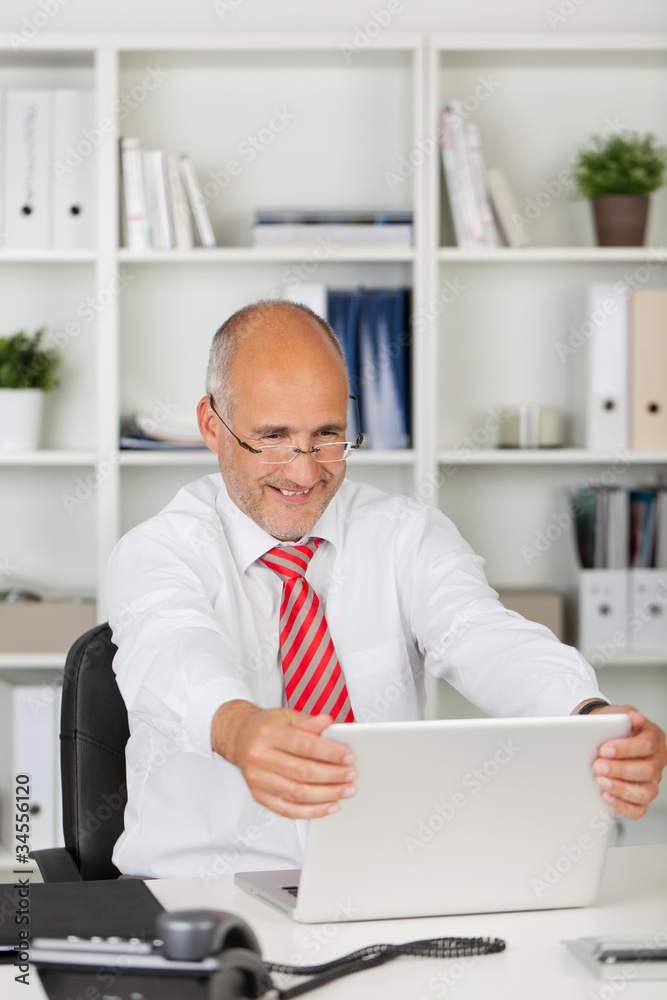 Canvas Prints glücklicher geschäftsmann am laptop