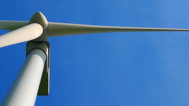 Windrad von unten - Rotorbl&auml;tter bei blauem Himmel
