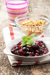 Nahaufnahme von Müsli mit Obst und Joghurt