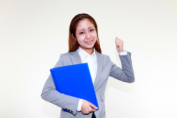 書類を持ちガッツポーズをするオフィスレディー