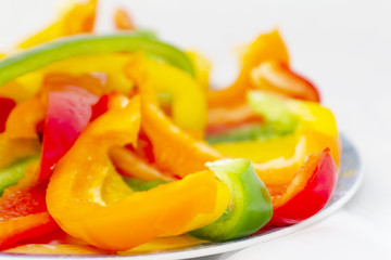 Poivrons frais dans une assiette