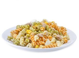 Plato de ensalada de pasta.