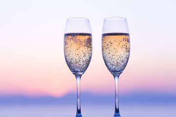 夕暮れの空とシャンパングラス