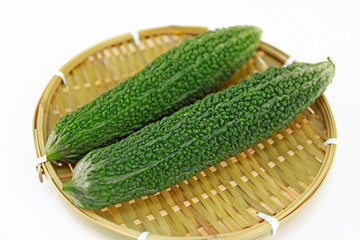 卓上の二個のニガウリ