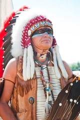 Fototapete Nordamerikanischer Indianer in voller Kleidung. Wiederaufbau © Shchipkova Elena