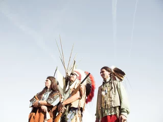 Poster Groep Noord-Amerikaanse Indianen over een wigwam © Shchipkova Elena